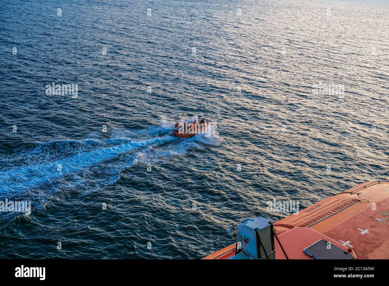 Piccola Lifeboat passando per la grande Lifeboat Foto Stock