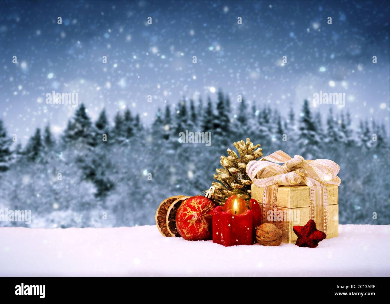 Regalo di Natale e candela rossa dell'Avvento. Foto Stock