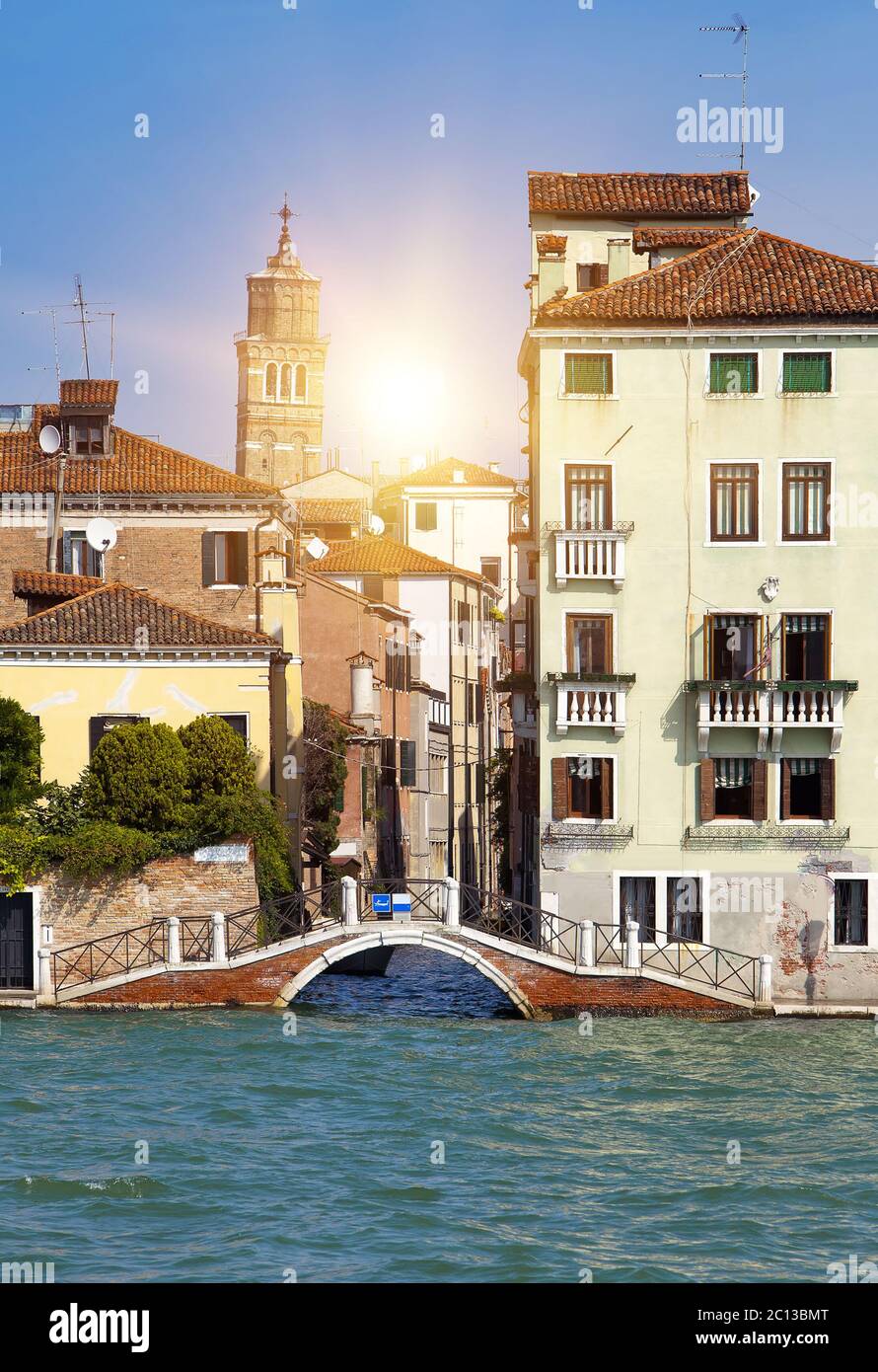 Strada stretta. Case sul canale. Venezia Foto Stock