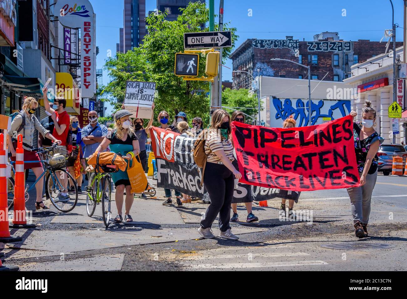 STATI UNITI. 13 Giugno 2020. Il 13 giugno 2020 attivisti della Coalizione No NBK Pipeline e membri della comunità si sono riuniti nuovamente per le strade di Bushwick per parlare contro la rete nazionale e chiedere il futuro giusto e rinnovabile proposto dal Governatore Cuomo, camminando lungo la costruzione di condutture attive per raggiungere le aziende locali e i residenti. (Foto di Erik McGregor/Sipa USA) Credit: Sipa USA/Alamy Live News Foto Stock