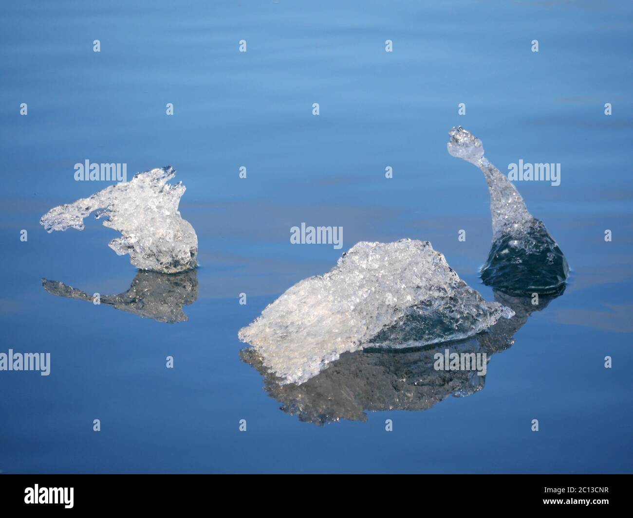 Iceberg di Jokulsarlon laguna, al di sotto del ghiacciaio Breidamerkurjokull, Islanda Foto Stock