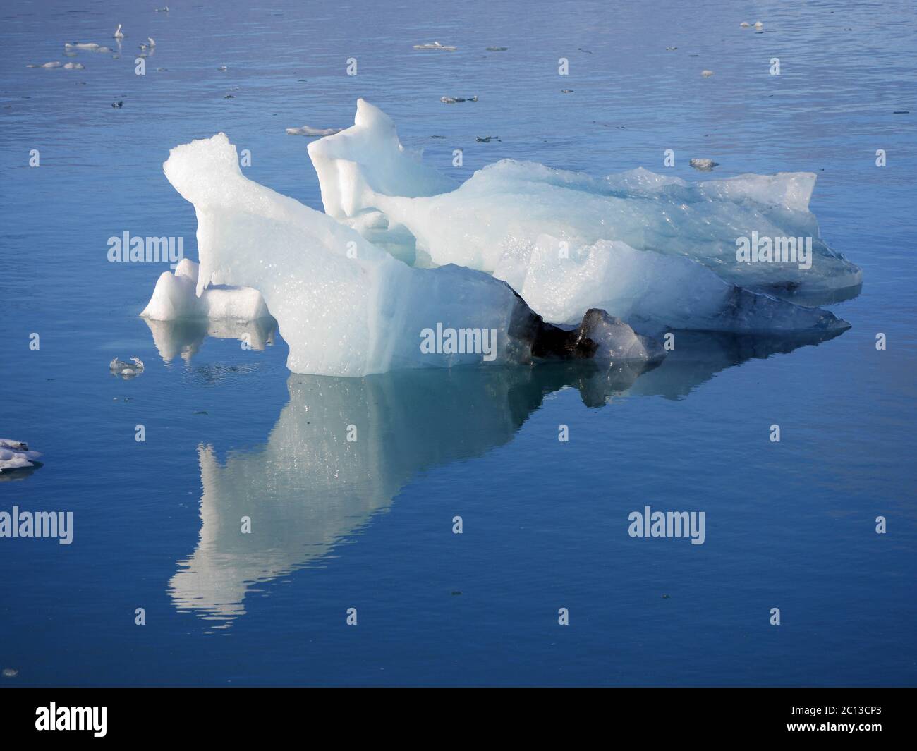 Iceberg di Jokulsarlon laguna, al di sotto del ghiacciaio Breidamerkurjokull, Islanda Foto Stock