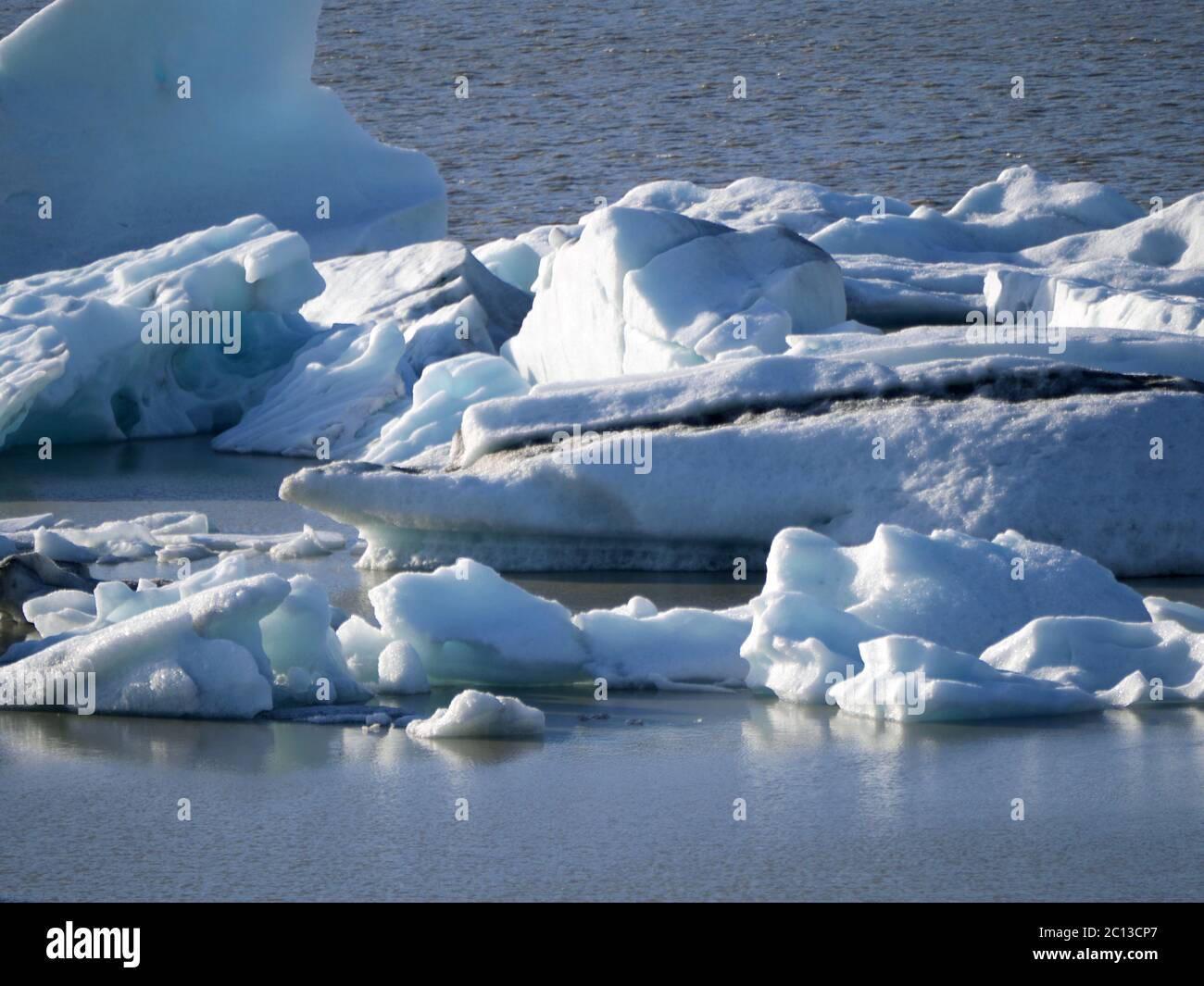 Iceberg di Jokulsarlon laguna, al di sotto del ghiacciaio Breidamerkurjokull, Islanda Foto Stock