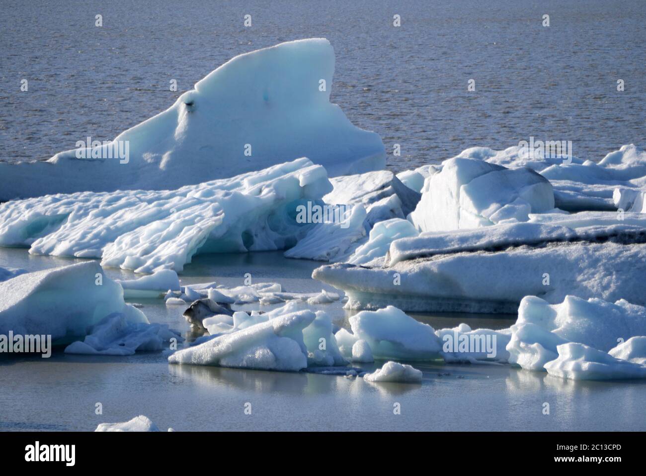 Iceberg di Jokulsarlon laguna, al di sotto del ghiacciaio Breidamerkurjokull, Islanda Foto Stock