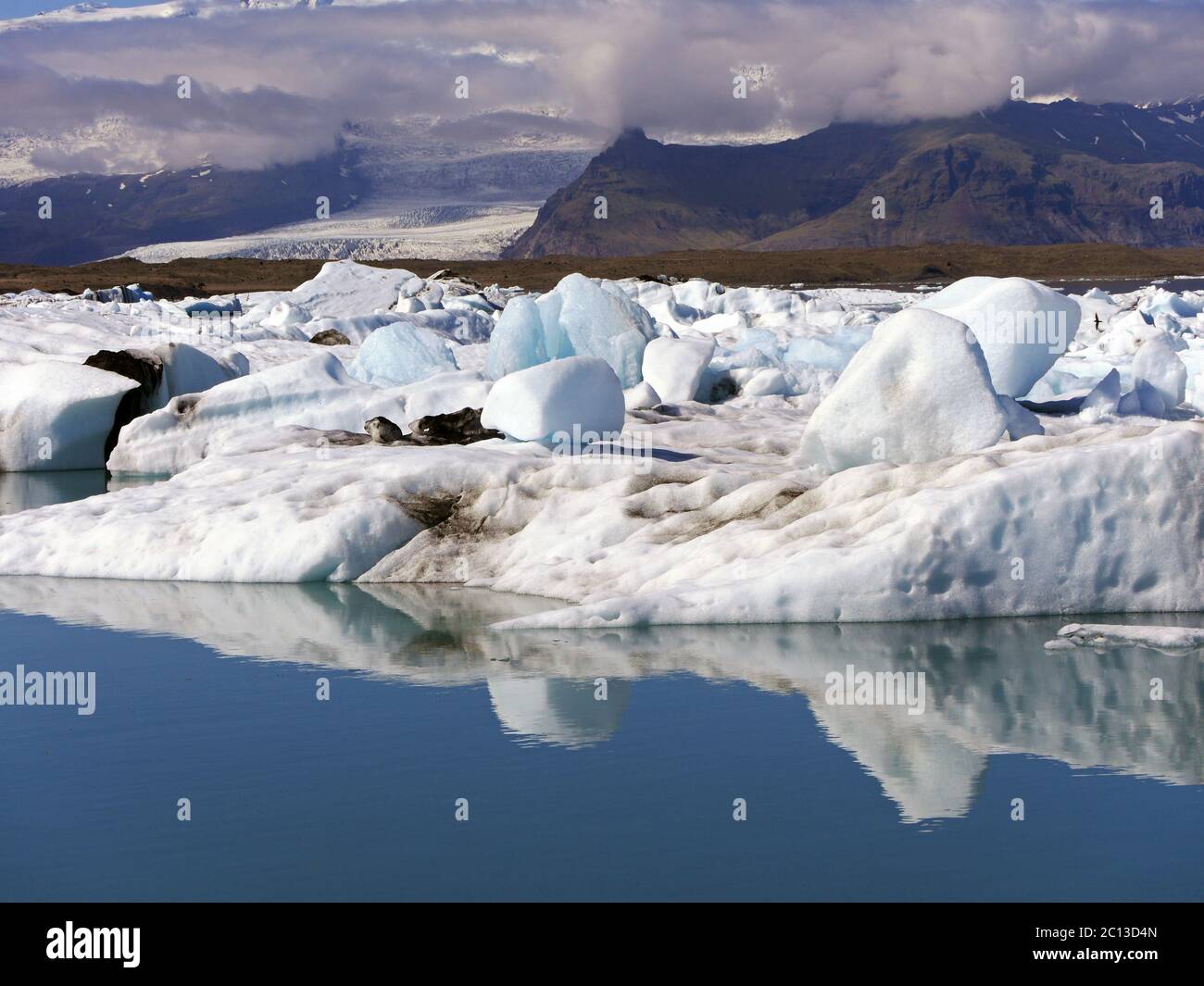 Iceberg di Jokulsarlon laguna, al di sotto del ghiacciaio Breidamerkurjokull, Islanda Foto Stock