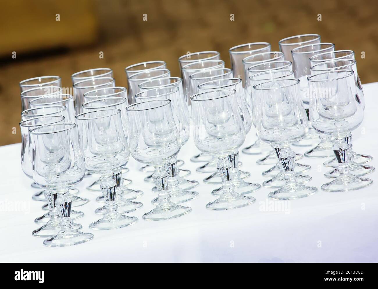Collezione di bicchieri vuoti e puri per acqua o cocktail Foto Stock