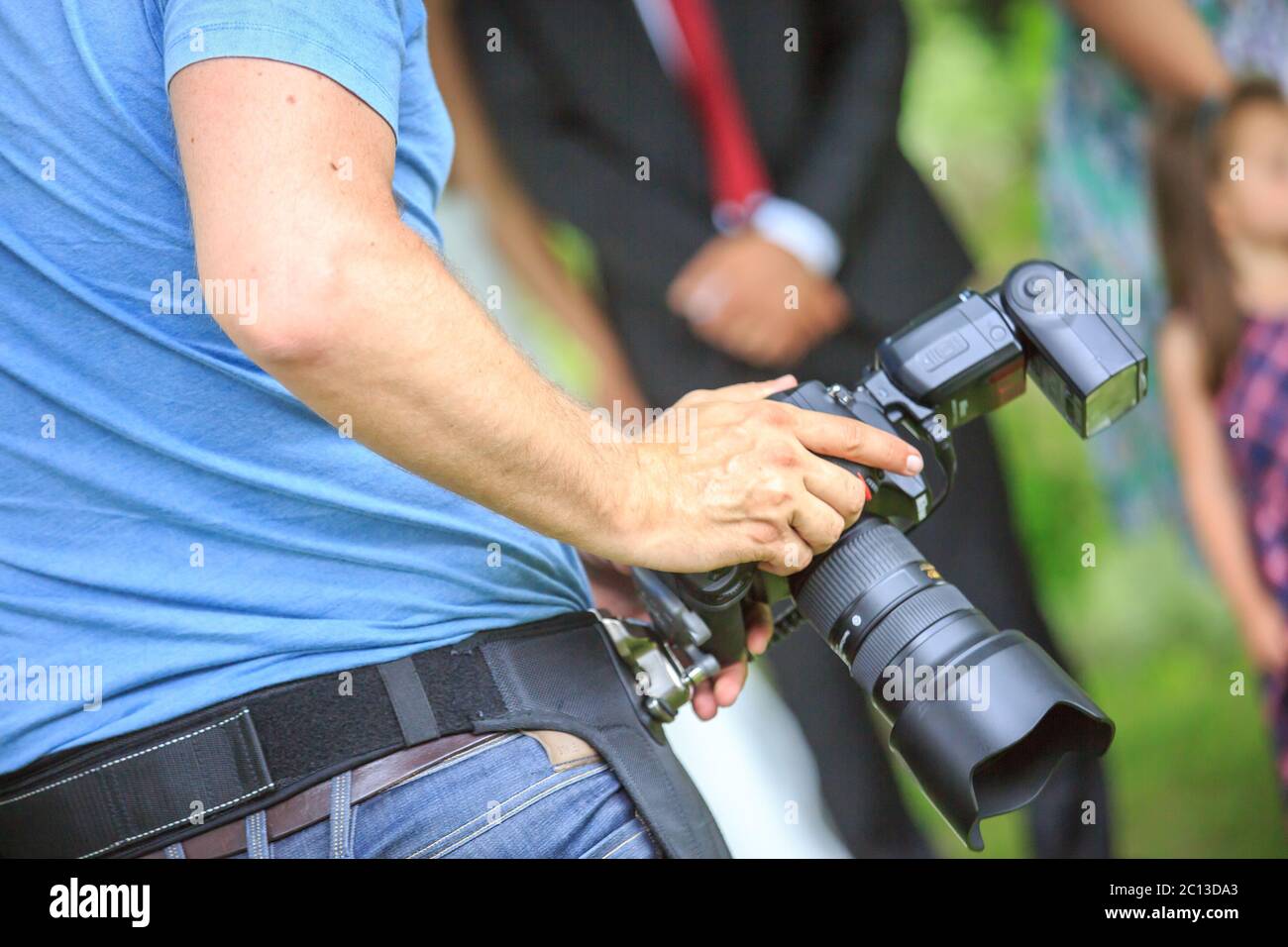 Fotografo di matrimoni in azione, scattando una foto della sposa e dello sposo Foto Stock