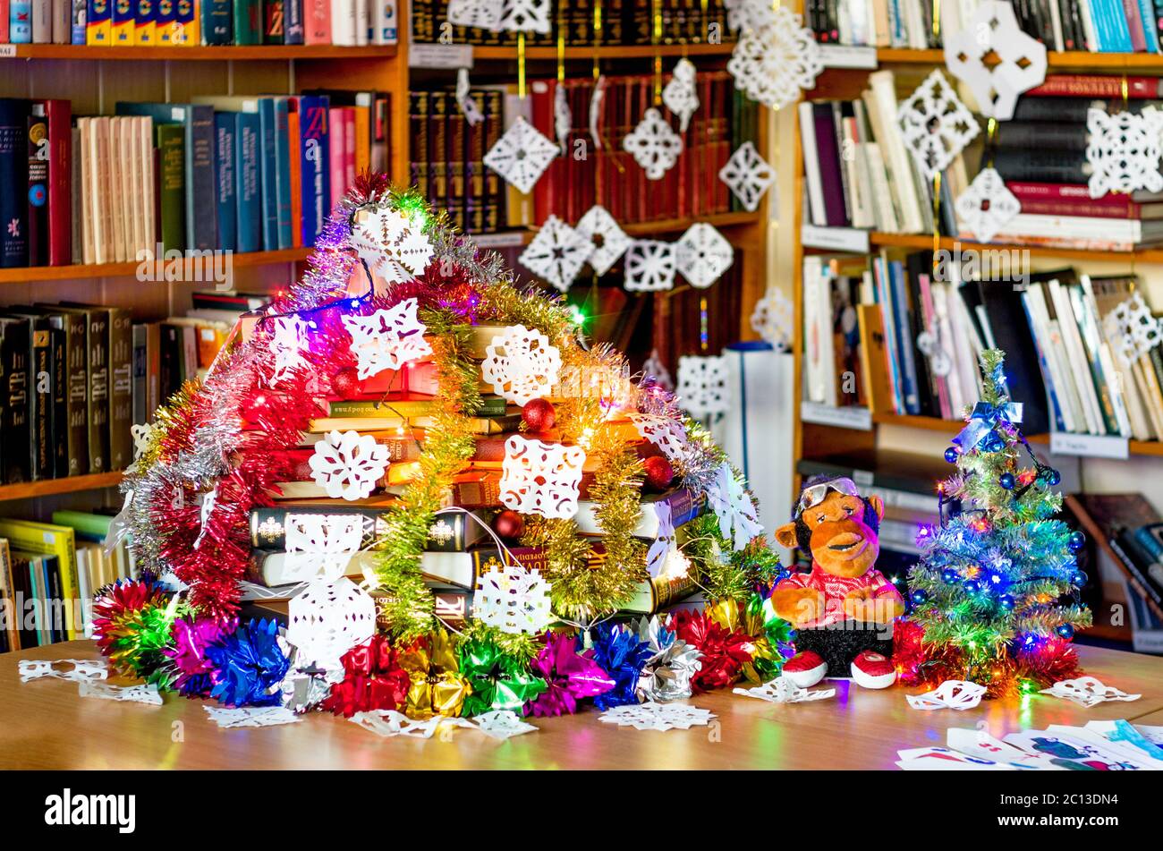 Albero X-mas in libreria fare da libri Foto Stock