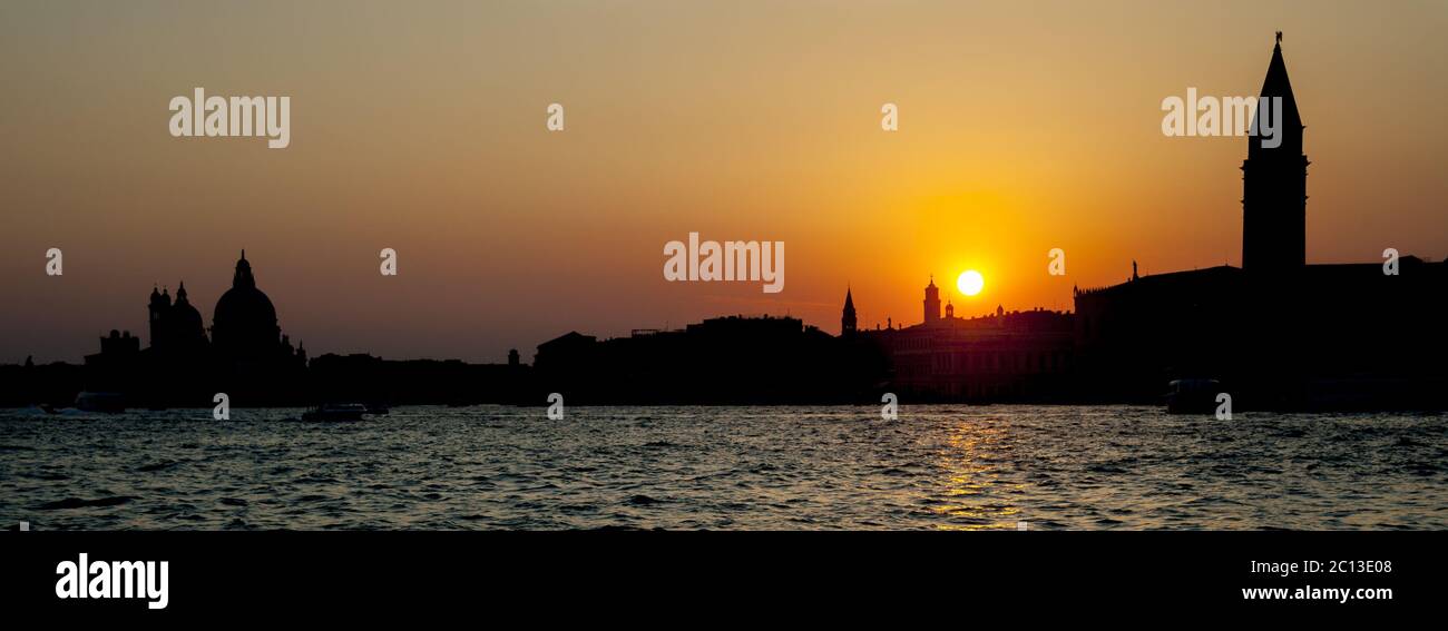 La silhouette di Venezia con il Campanile e il Palazzo Ducale Foto Stock