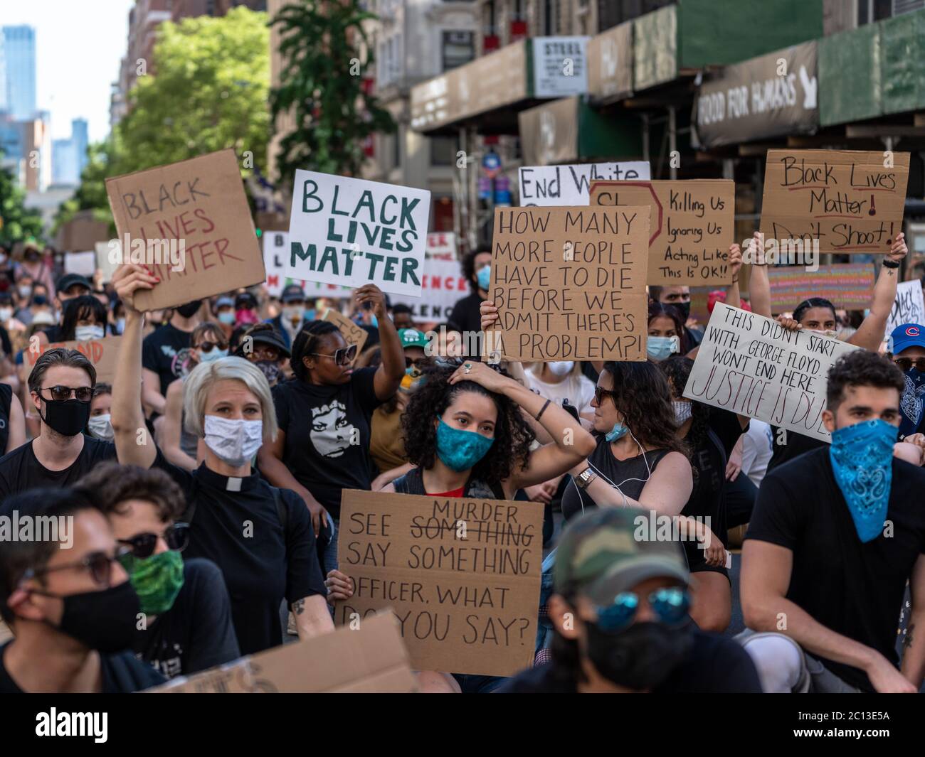 New York, New York, Stati Uniti. 13 Giugno 2020. New York, New York, Stati Uniti: I dimostranti prendono un ginocchio durante una protesta pacifica sulla brutalità della polizia vicino a Washington Square Park. Credit: Corine Sciboz/ZUMA Wire/Alamy Live News Foto Stock