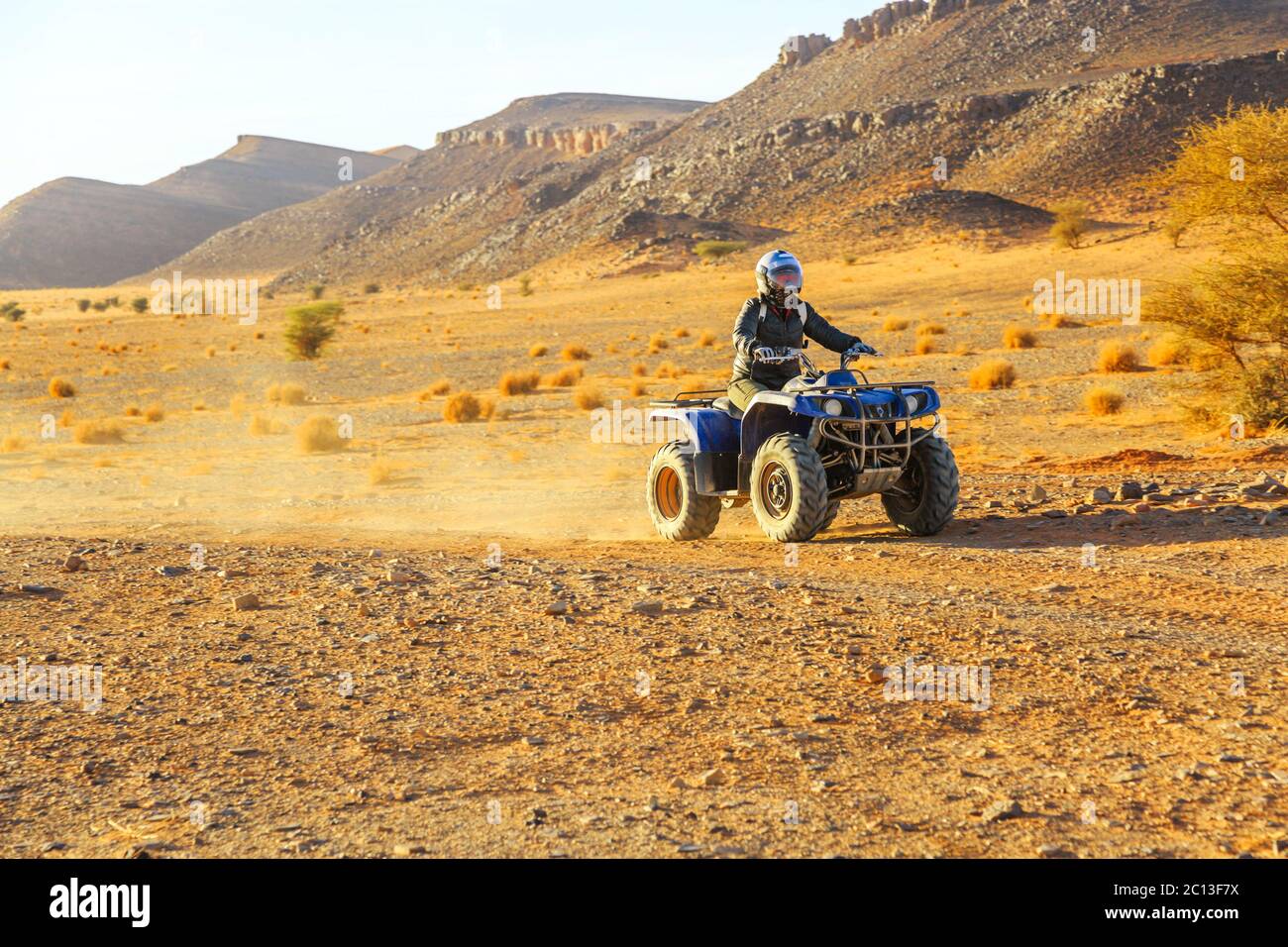 Pilotaggio turistica un quad nel deserto marocchino Foto Stock
