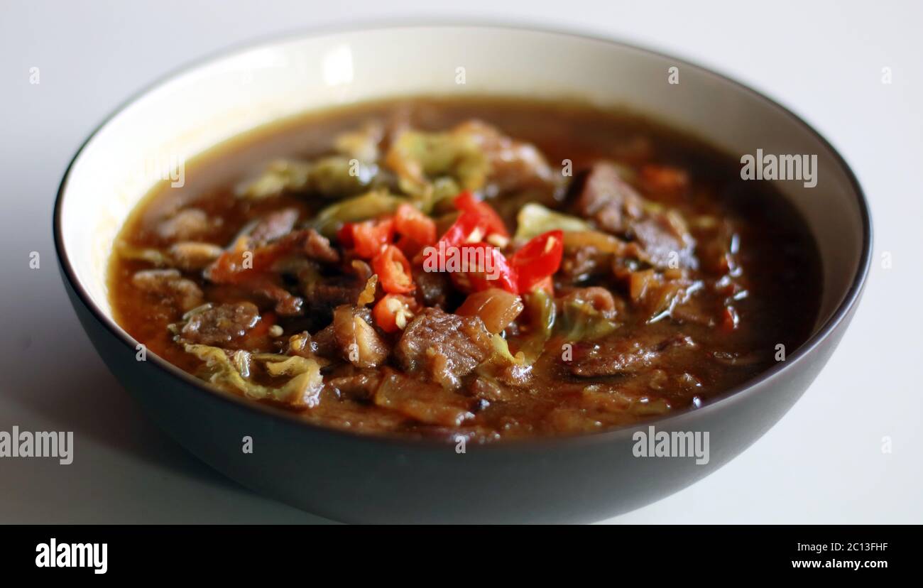 Tongseng. Stufato di capra cotto con salsa di soia dolce, latte di cocco, cavolo grattugiato e pomodori. Comunemente trovato nella regione indonesiana di Giava Centrale Foto Stock