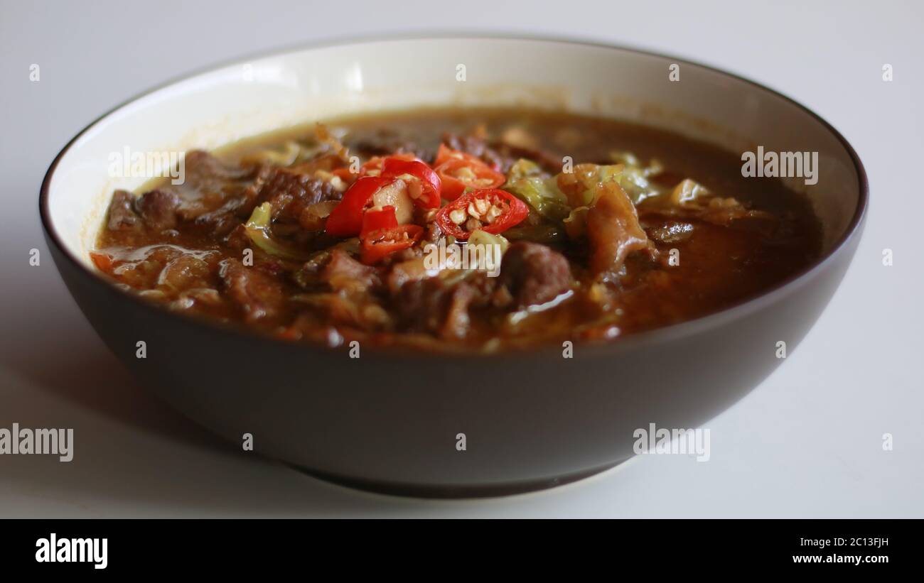 Tongseng. Stufato di capra cotto con salsa di soia dolce, latte di cocco, cavolo grattugiato e pomodori. Comunemente trovato nella regione indonesiana di Giava Centrale Foto Stock