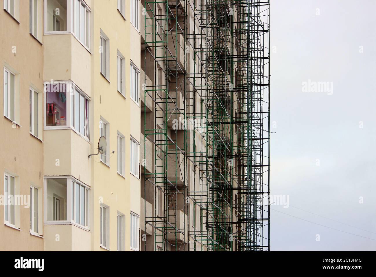 Verde di metallo di costruzione in legno di colore beige casa sotto al momento della finitura e intonacatura Foto Stock