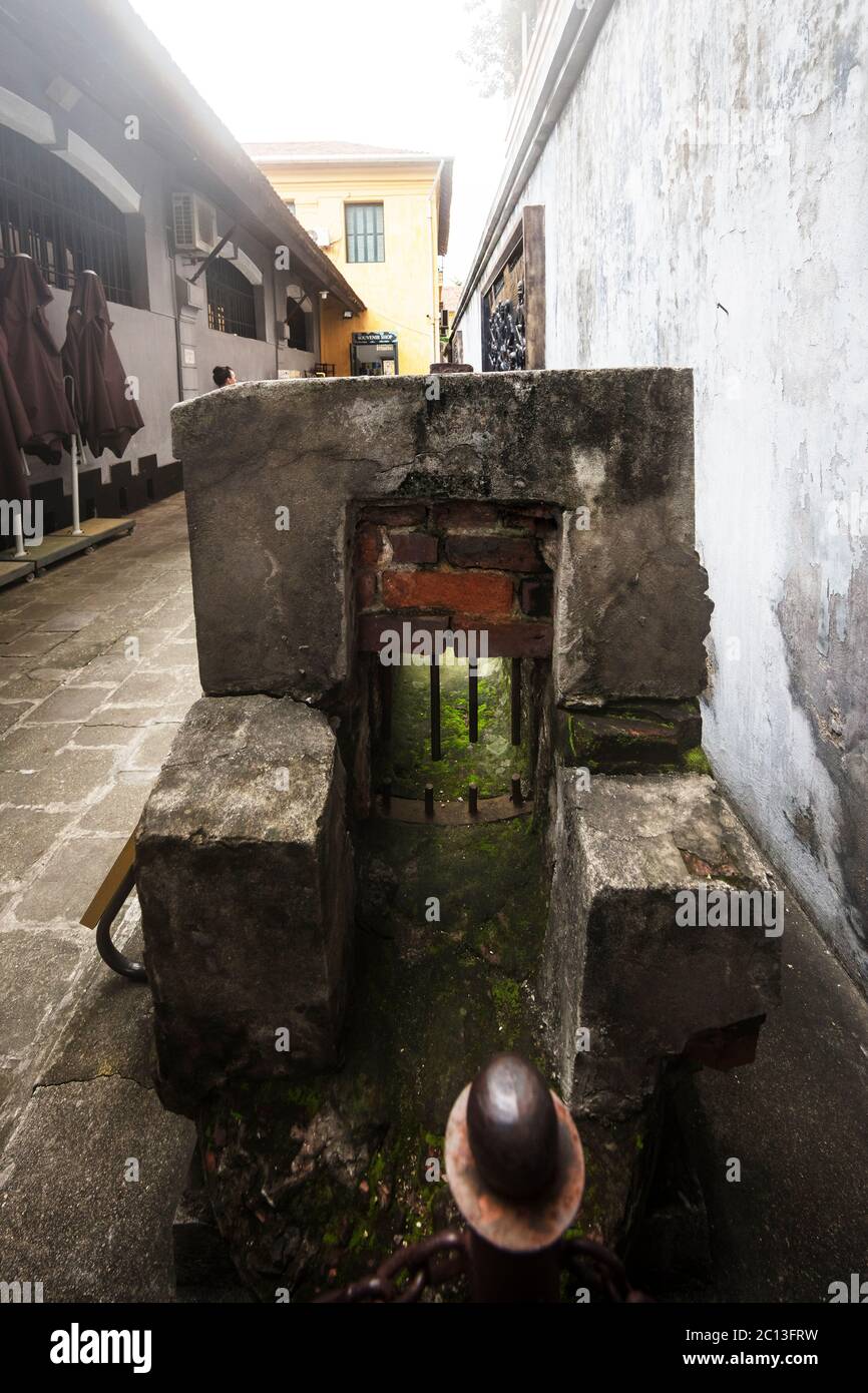 Hanoi Vietnam 20 agosto 2019 : vista laterale dell'ingresso di una fogna da cui 16 prigionieri nel braccio della morte sono scappati il 24 dicembre 1951 dall'oppr Foto Stock