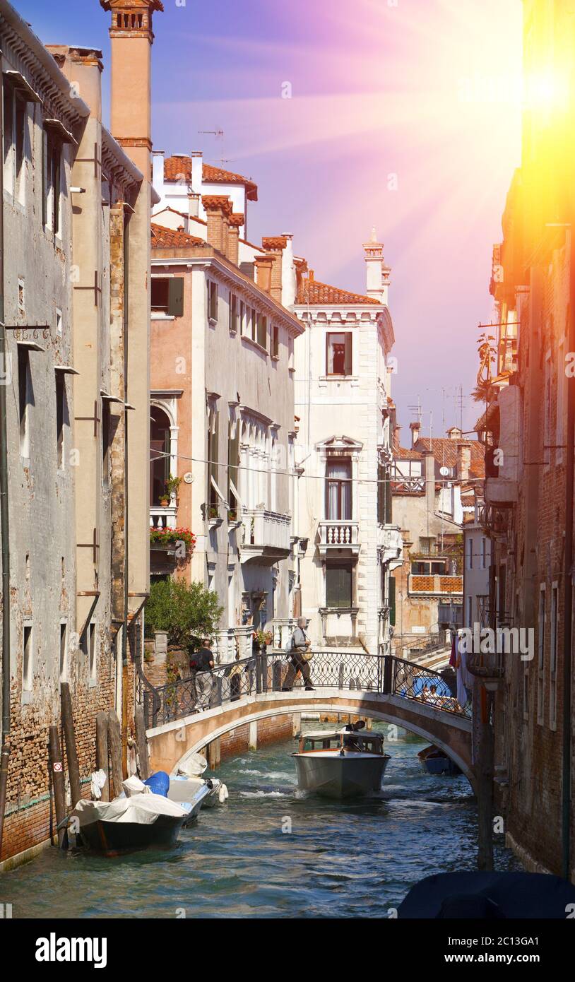 Strada stretta. Case sul canale. Venezia Foto Stock