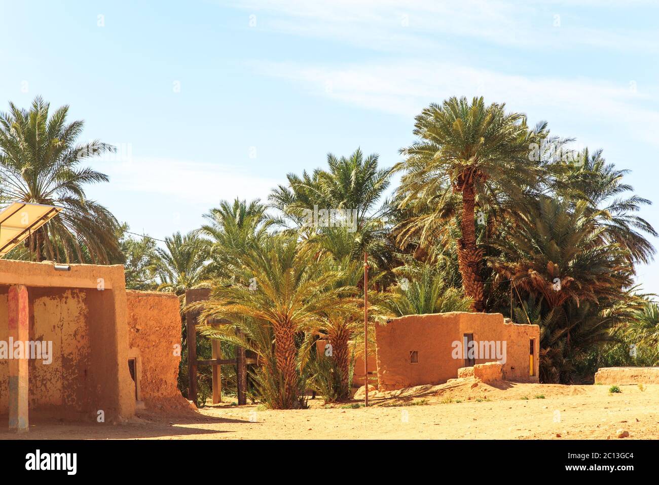 Marocchino bellissimo paesaggio di montagna nel deserto con oasi Foto Stock