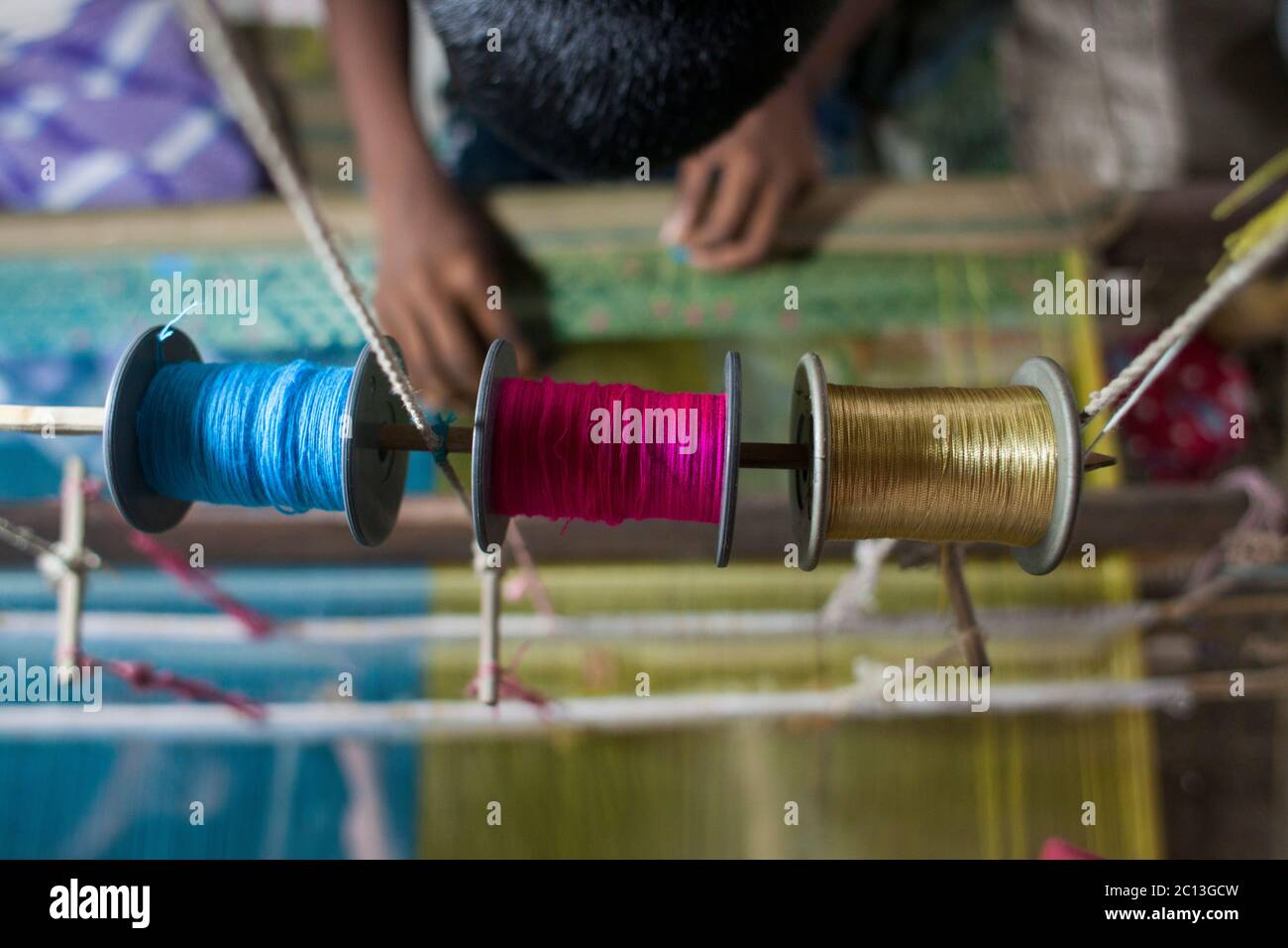 DHAKA, BANGLADESH 07 luglio : UN tessitore del Bangladesh progetta un Jamdani Sari (abbigliamento femminile) nel villaggio di Rupganj Thana, nella periferia di Dhaka, il 7° J. Foto Stock