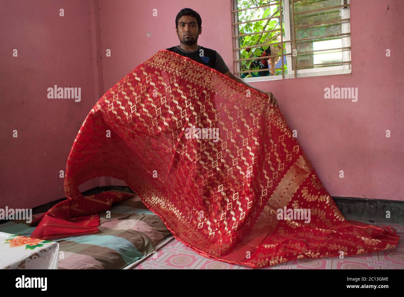 DHAKA, BANGLADESH 7 luglio : un intero saller di Jamdani Sari (abbigliamento femminile) nel villaggio di Rupganj Thana periferia di Dacca il 7 luglio 2015. Inceppamento Foto Stock