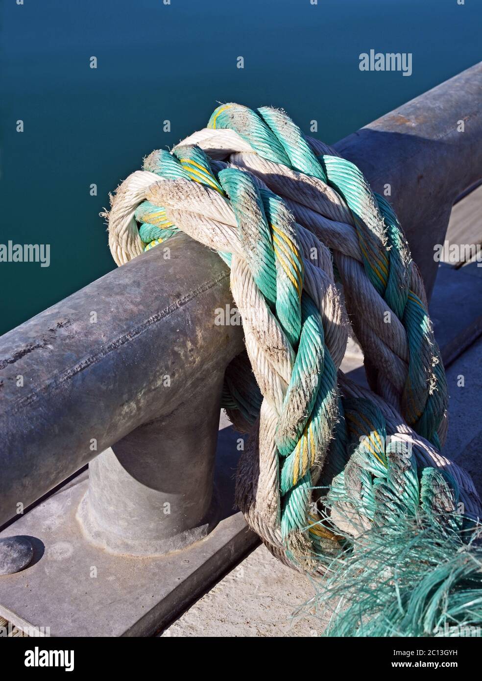 Funi & Barche - dettaglio closeup di una massiccia corda di plastica nautica intrecciata. Foto Stock