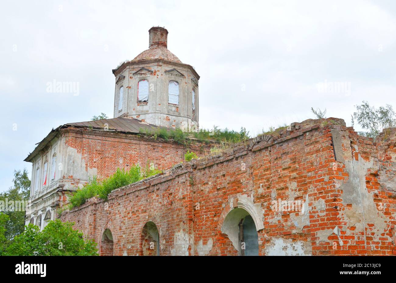 La chiesa distrutta di San Nicola nel villaggio Priluki. Foto Stock