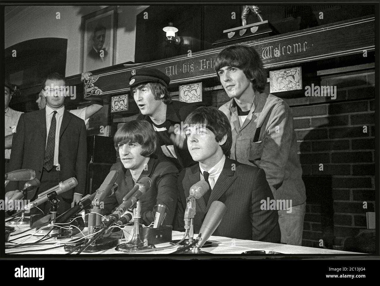 I Beatles hanno una conferenza stampa prima della loro esibizione al Comiskey Park, Chicago, Illinois. 20 agosto 1965. Immagine da negativo 35 mm. Foto Stock