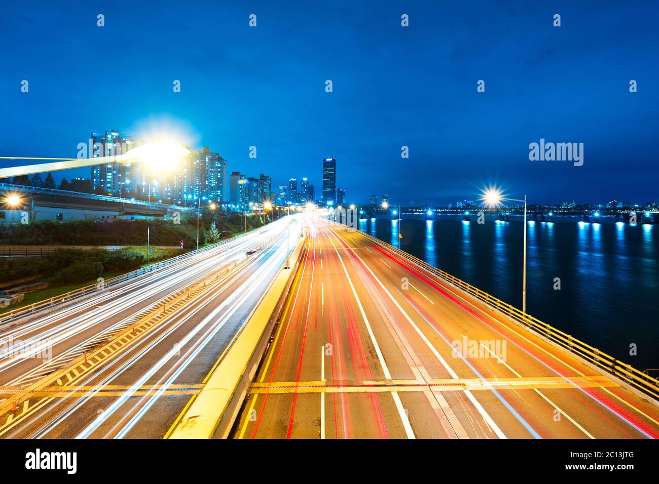 Del traffico su strada nel centro cittadino di Seoul di notte Foto Stock