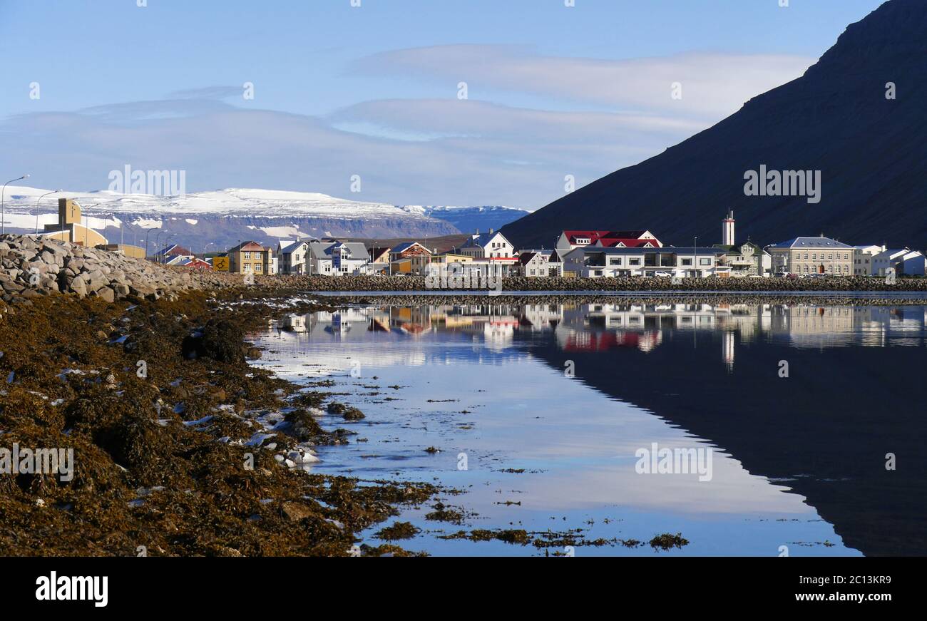 Isafjoerdur a Skutulsfjoerdur nel Westfjords dell'Islanda Foto Stock