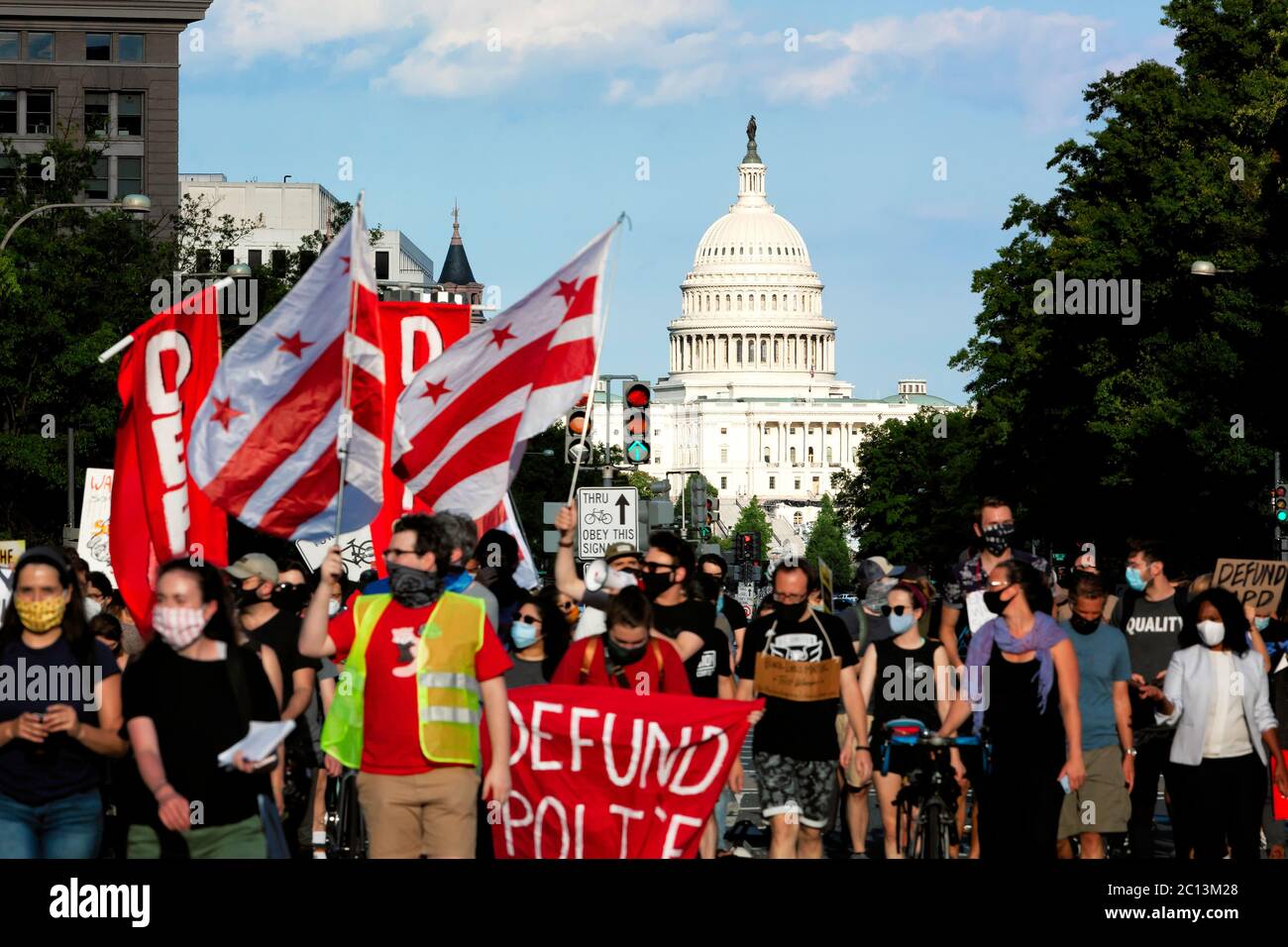 I manifestanti marciano contro la brutalità della polizia e per gli investimenti nelle comunità, con il Campidoglio degli Stati Uniti in background, Washington, DC, Stati Uniti Foto Stock