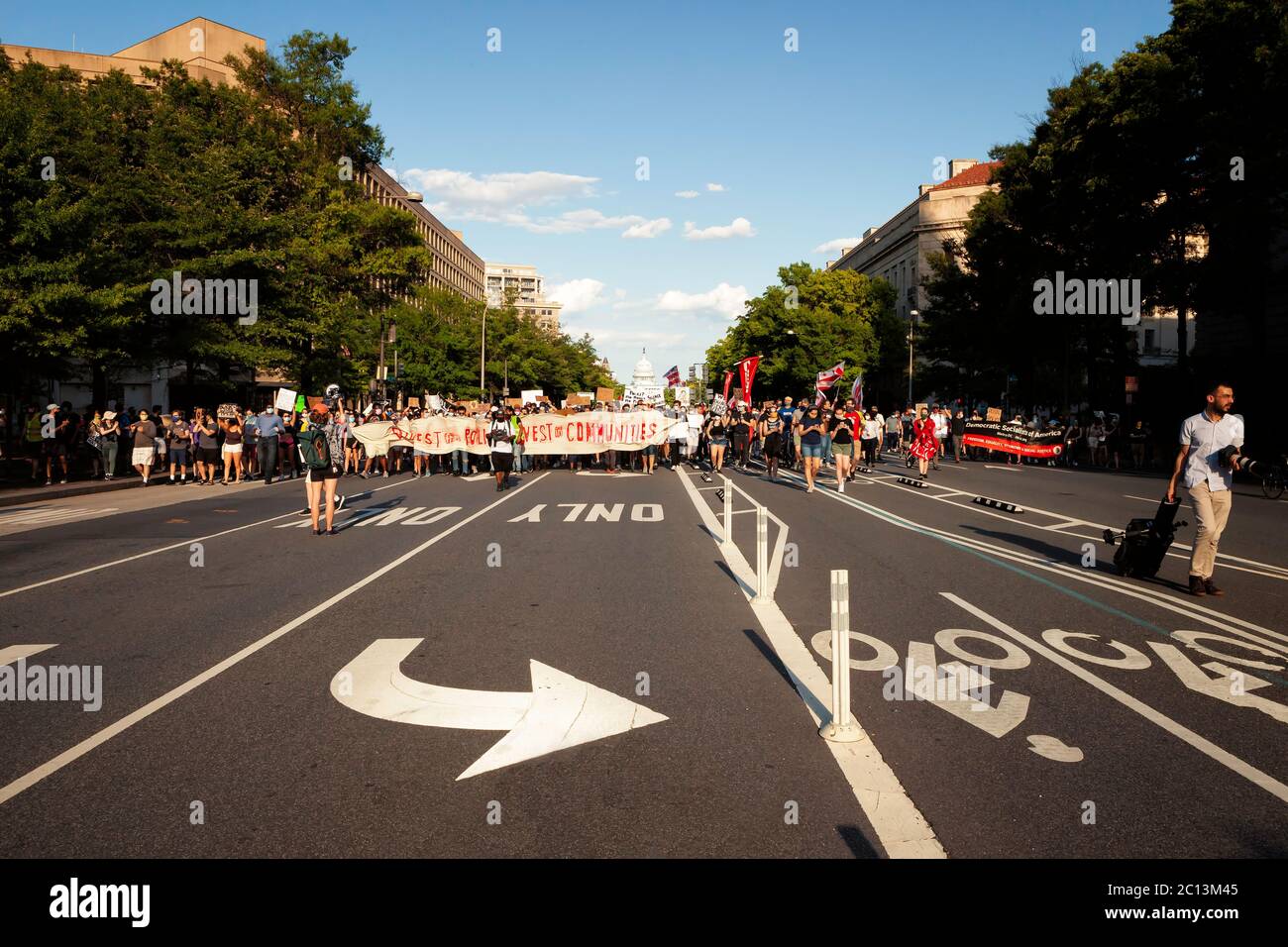 I manifestanti marciano contro la brutalità della polizia e per gli investimenti nelle comunità, con il Campidoglio degli Stati Uniti in background, Washington, DC, Stati Uniti Foto Stock