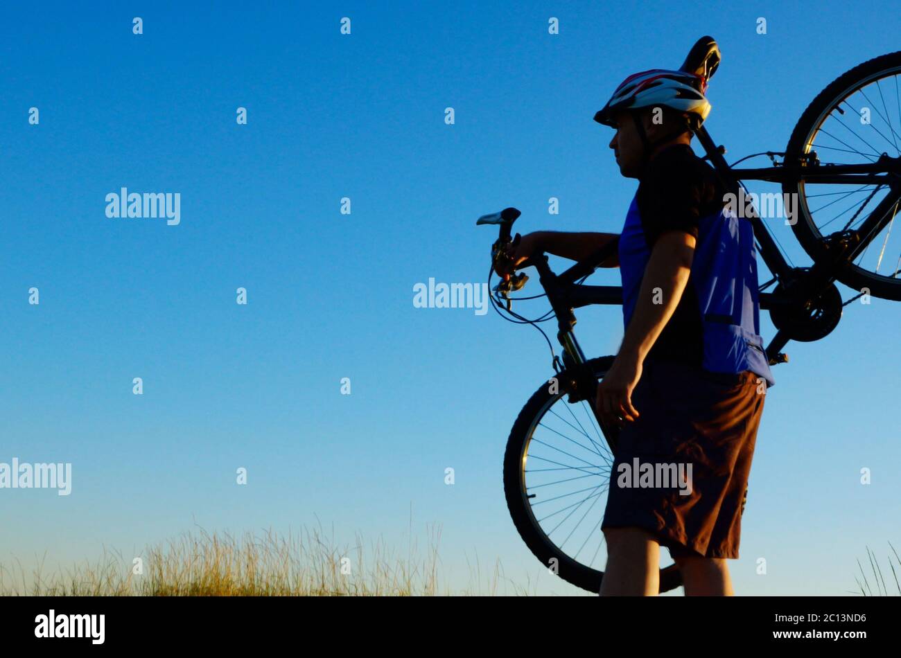 Il ciclista adulto porta la sua bicicletta Foto Stock