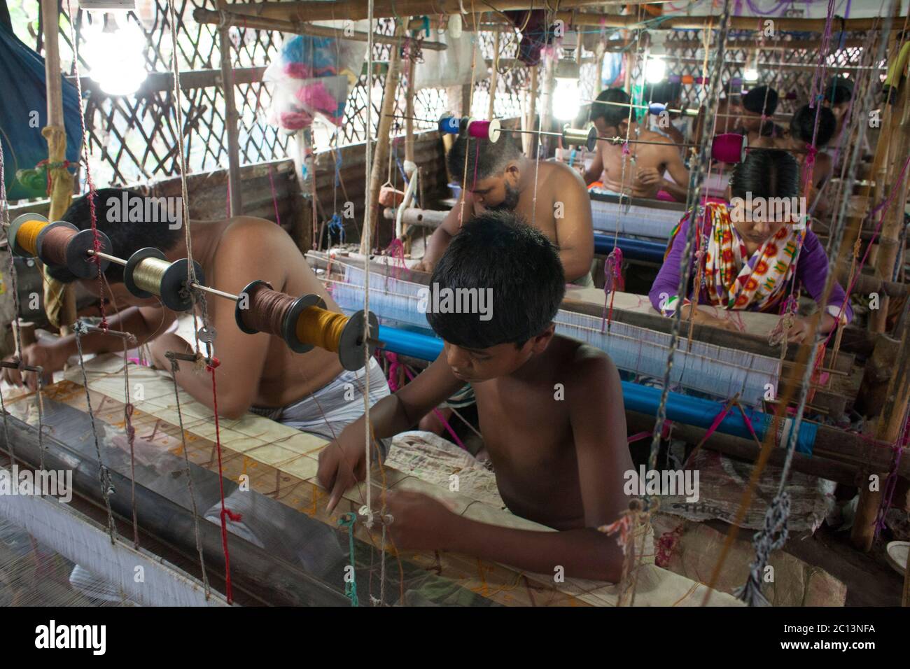 DHAKA, BANGLADESH 07 luglio : UN tessitore del Bangladesh progetta un Jamdani Sari (abbigliamento femminile) nel villaggio di Rupganj Thana, nella periferia di Dhaka, il 7° J. Foto Stock