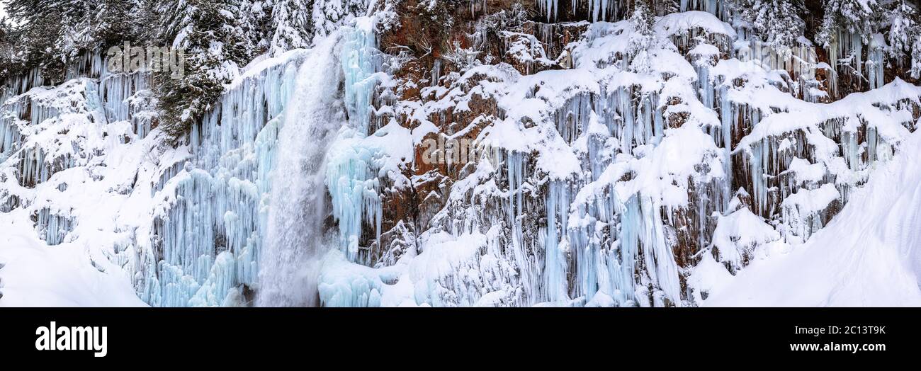 Sfondo paesaggio invernale di un muro ghiacciato a Franklin Falls vicino Seattle Washington Foto Stock