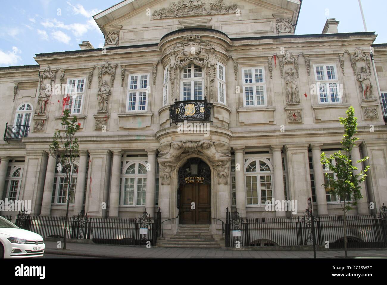 Una vista generale del Municipio di Deptford, Goldsmith con statue dipinte di Sir Francis Drake, Robert Blake, Horatio Nelson e una figura rappresentativa. Il Municipio di Deptford, che è stato acquistato da Goldsmith, Università di Londra, alla fine degli anni '90 ha quattro statue sulla sua facciata anteriore. Le statue segnano i lunghi e profondi collegamenti marittimi della zona e quindi collegati al commercio transatlantico degli schiavi, poiché le navi sono state costruite, montate o riparate nelle banchine locali prima di dirigersi in Africa. Olaudah Equiano, che lottò per diventare liberta' e fu una delle figure chiave dell'abol Foto Stock