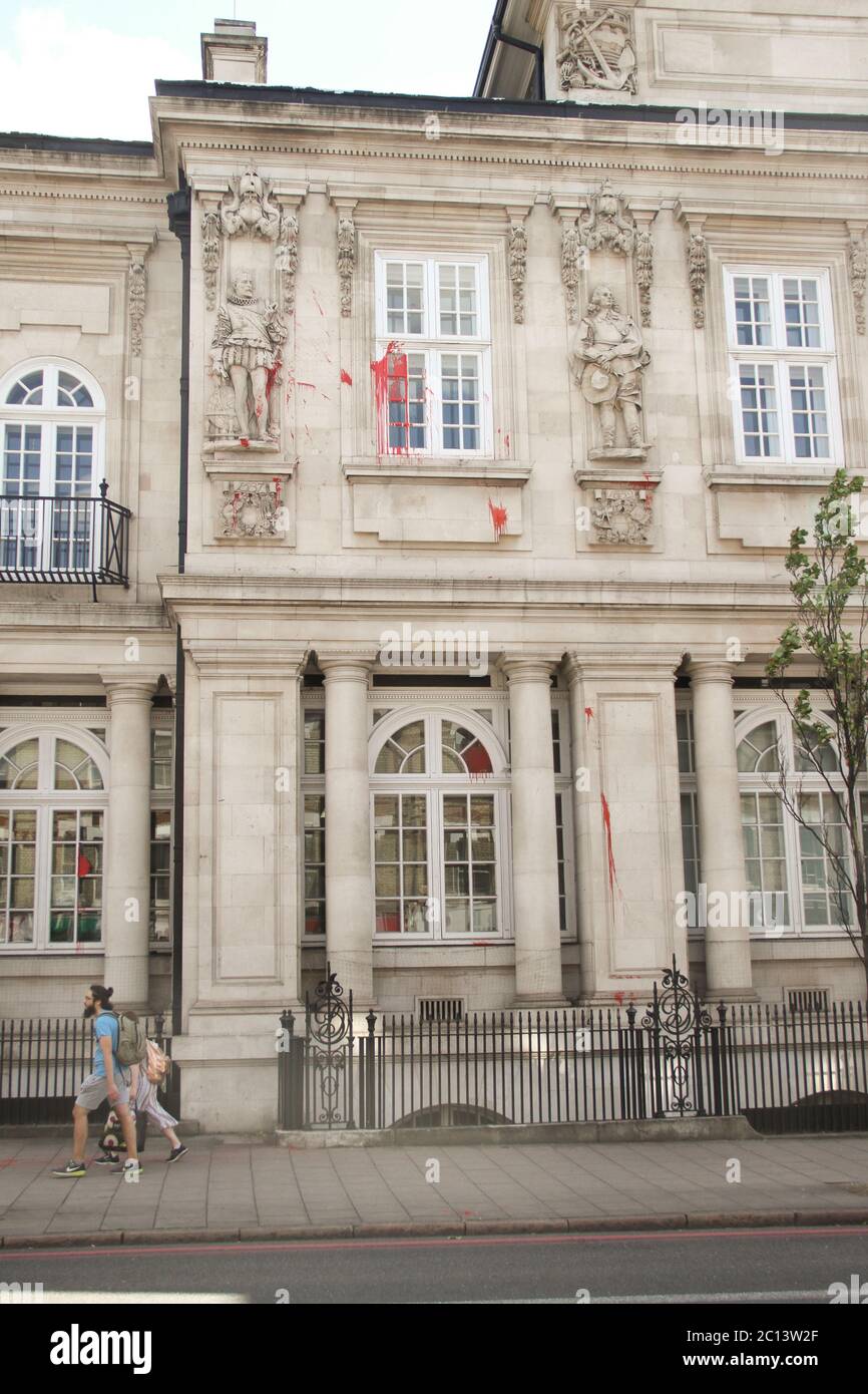 Una vista di Sir Francis Drake e Robert Blake con vernice rossa spruzzata su di loro. Il Municipio di Deptford, che è stato acquistato da Goldsmith, Università di Londra, alla fine degli anni '90 ha quattro statue sulla sua facciata anteriore. Le statue segnano i lunghi e profondi collegamenti marittimi della zona e quindi collegati al commercio transatlantico degli schiavi, poiché le navi sono state costruite, montate o riparate nelle banchine locali prima di dirigersi in Africa. Olaudah Equiano, che lottò per diventare un liberto ed era una delle figure chiave del movimento abolizionista, fu inizialmente trafficato a Deptford. Foto Stock