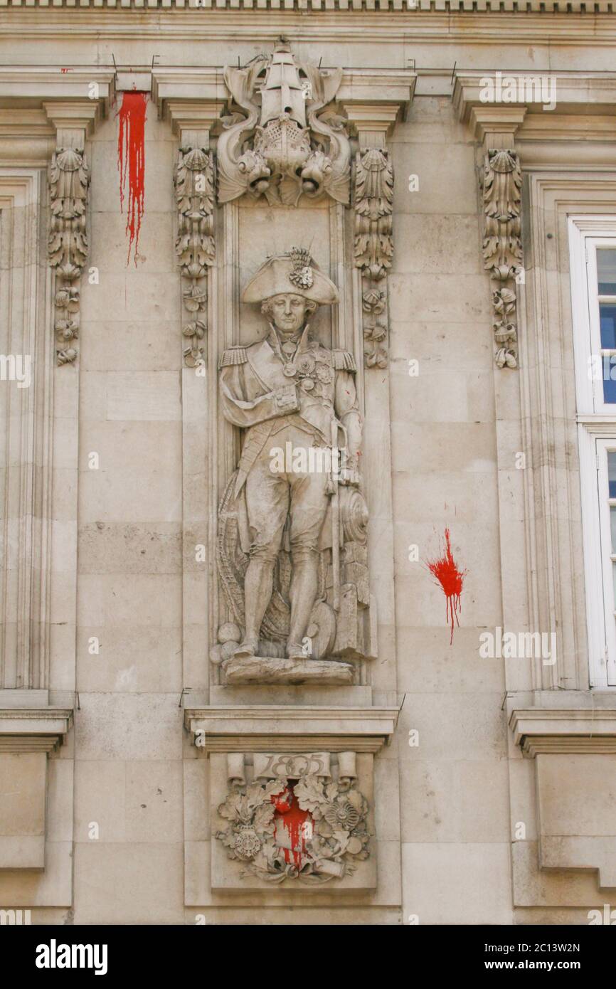 Una statua di Horatio Nelson, 1° Visconte Nelson visto al Municipio di Deptford, che è stato acquistato da Goldsmiths, Università di Londra, alla fine degli anni '90. Il Municipio di Deptford, che è stato acquistato da Goldsmiths, Università di Londra, alla fine degli anni '90 ha quattro statue sulla sua facciata anteriore. Le statue segnano i lunghi e profondi collegamenti marittimi della zona e quindi collegati al commercio transatlantico degli schiavi, poiché le navi sono state costruite, montate o riparate nelle banchine locali prima di dirigersi in Africa. Olaudah Equiano, che lottò per diventare liberta' e fu una delle figure chiave nella mov abolizionista Foto Stock