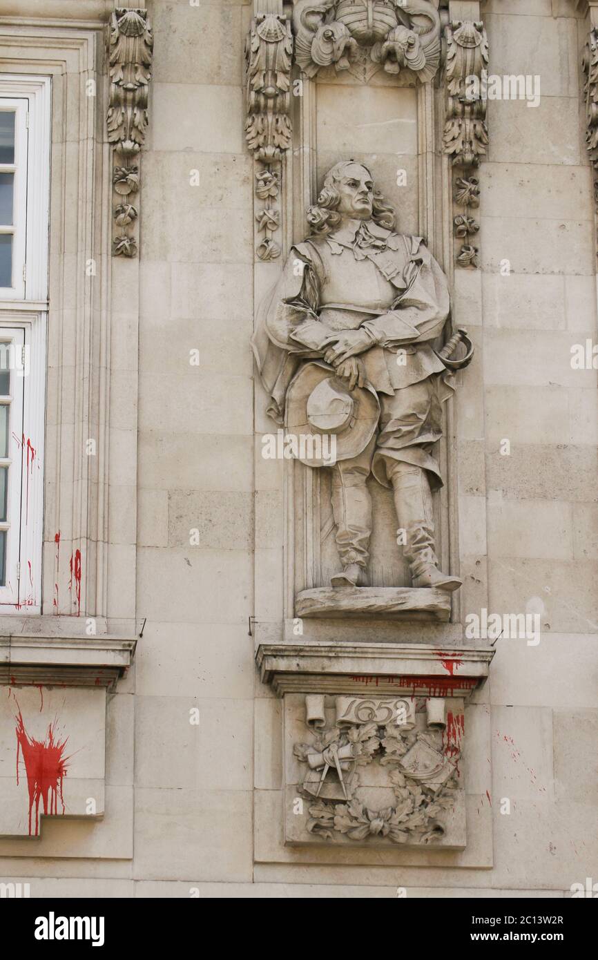 Una statua di Sir Francis Drake vista al Municipio di Deptford, che è stato acquistato da Goldsmiths, Università di Londra, alla fine degli anni '90. Il Municipio di Deptford, che è stato acquistato da Goldsmiths, Università di Londra, alla fine degli anni '90 ha quattro statue sulla sua facciata anteriore. Le statue segnano i lunghi e profondi collegamenti marittimi della zona e quindi collegati al commercio transatlantico degli schiavi, poiché le navi sono state costruite, montate o riparate nelle banchine locali prima di dirigersi in Africa. Olaudah Equiano, che lottava per diventare liberta' ed era una delle figure chiave del movimento abolizionista, fu initia Foto Stock