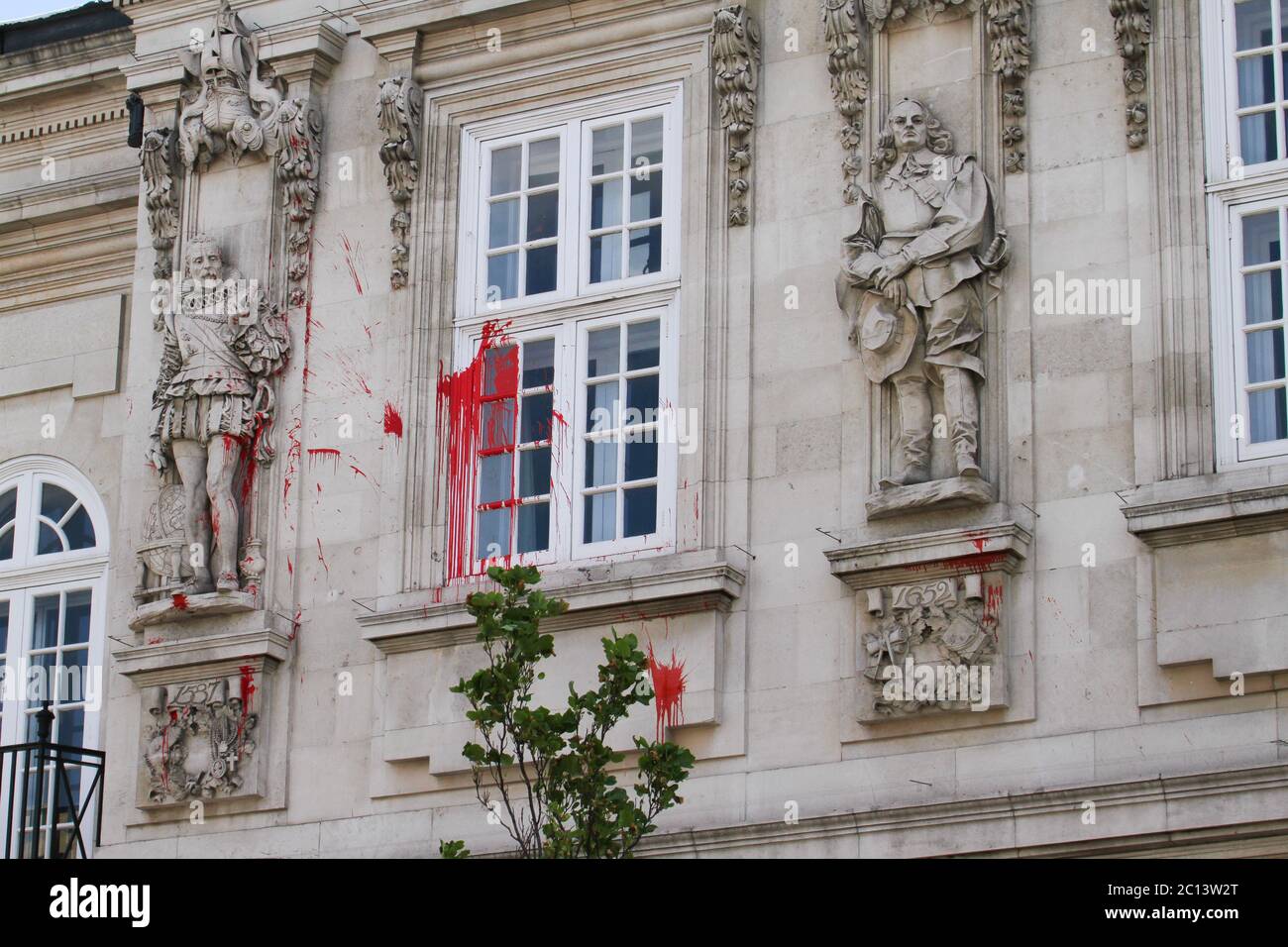 Il Municipio di Deptford, che fu acquistato dalla Goldsmiths, Università di Londra, alla fine degli anni '90 ha quattro statue sulla sua facciata anteriore. Il Municipio di Deptford, che fu acquistato dalla Goldsmiths, Università di Londra, alla fine degli anni '90 ha quattro statue sulla sua facciata anteriore. Le statue segnano i lunghi e profondi collegamenti marittimi della zona e quindi collegati al commercio transatlantico degli schiavi, poiché le navi sono state costruite, montate o riparate nelle banchine locali prima di dirigersi in Africa. Olaudah Equiano, che lottava per diventare liberta' e fu una delle figure chiave del movimento abolizionista, fu iniziale Foto Stock