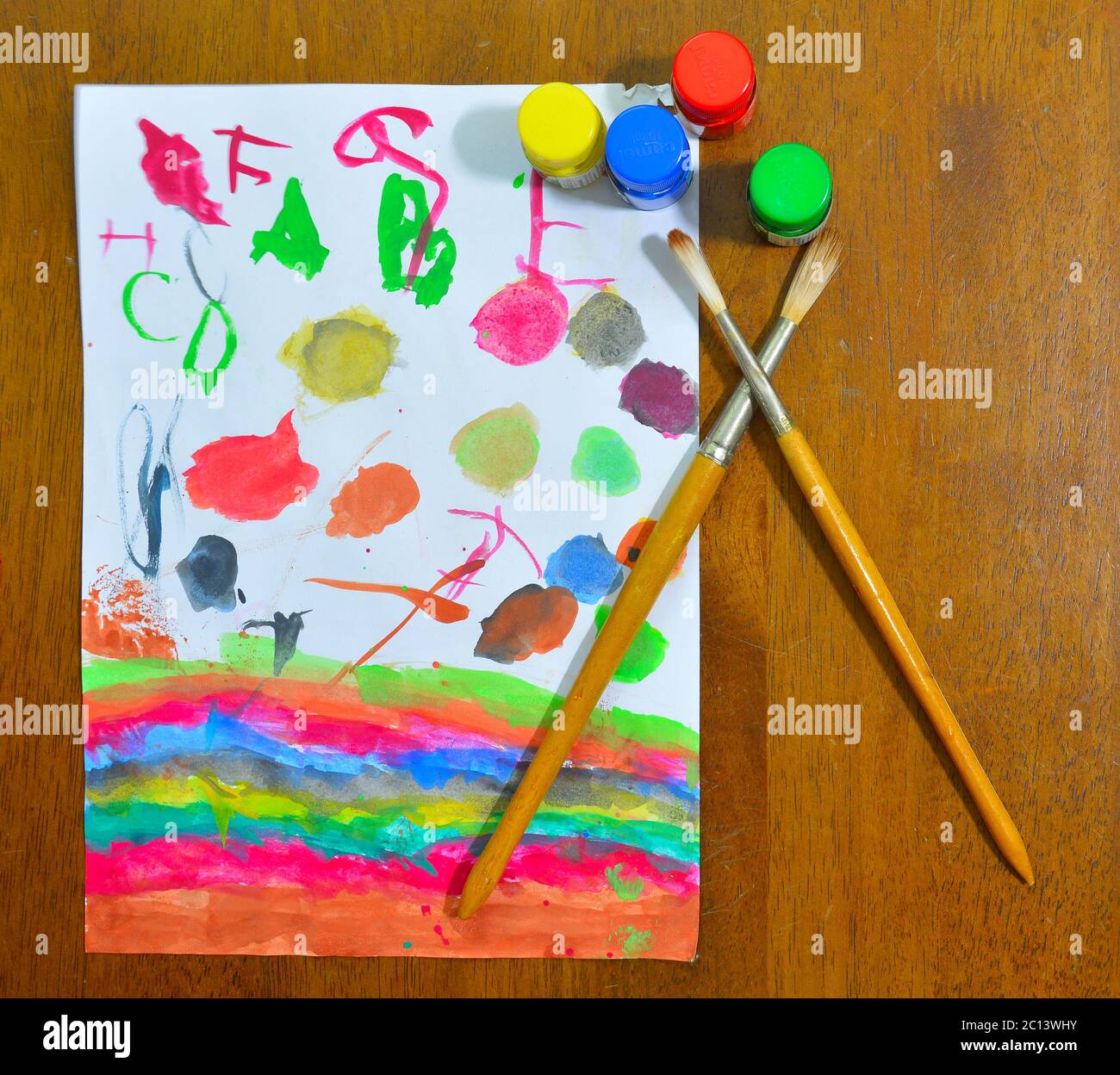 Arte con vernici e pennelli su it.Painting permette ai bambini un'opportunità educativa che è anche divertente ed emozionante. Foto Stock