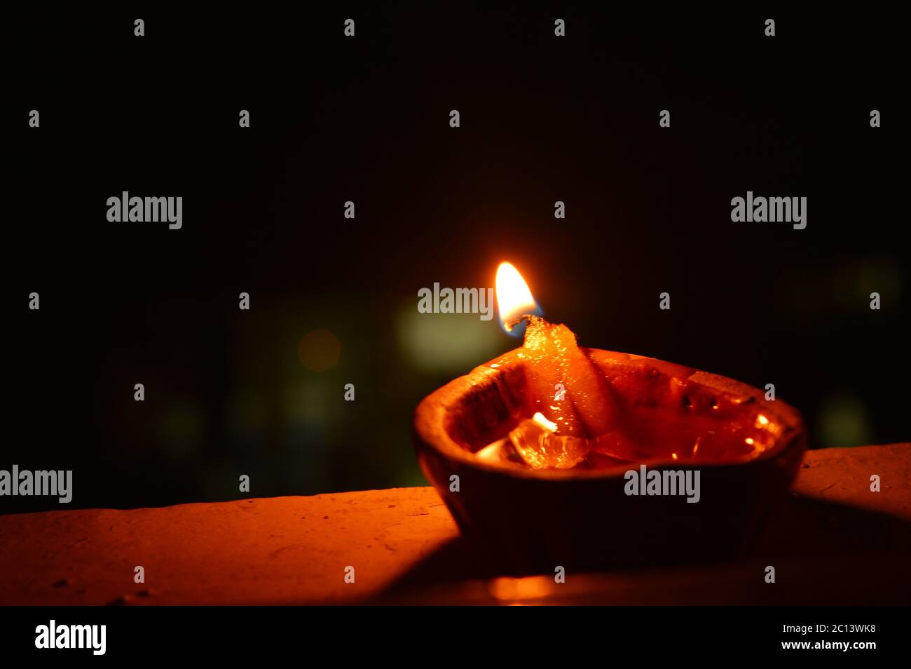 L'illuminazione della lampada fa parte delle celebrazioni e dei rituali del festival. Lampade al buio durante un festival indù in India Foto Stock