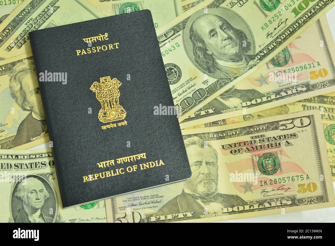 Passaporto indiano sulle banconote in valuta statunitense. Passport è un documento di viaggio rilasciato dal governo del paese ai cittadini e dollari in valuta ufficiale degli Stati Uniti. Foto Stock
