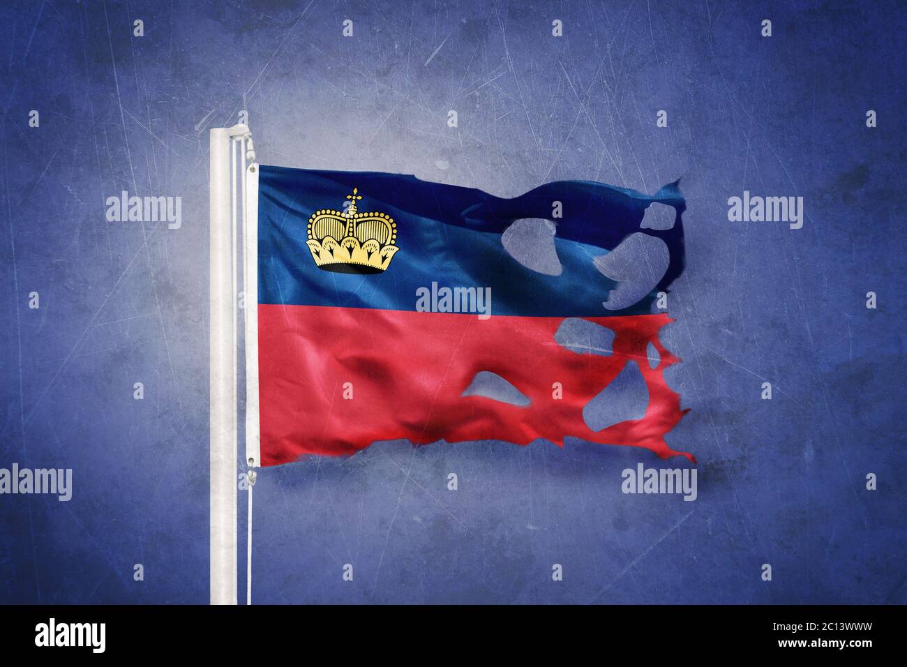 Bandiera strappata del Liechtenstein che batte contro sfondo grunge Foto Stock