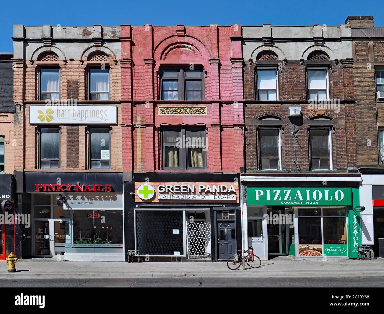 Toronto, Canada - le aree del centro storico più vecchie conservano un eclettico mix di negozi in edifici del 19 ° secolo. Foto Stock