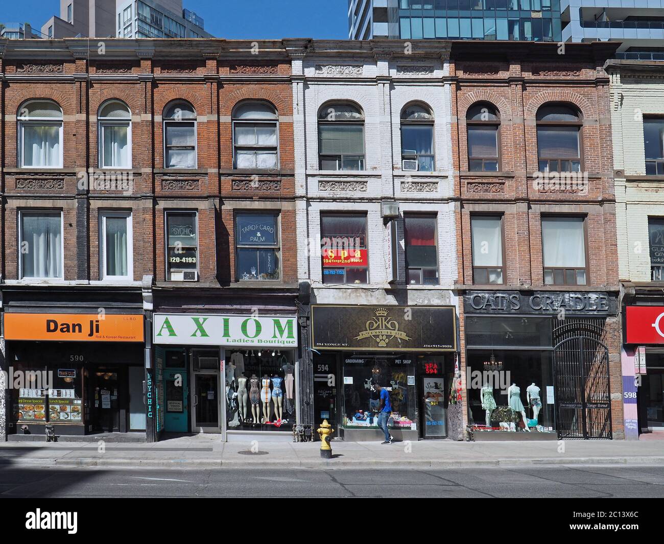 Toronto, Canada - le aree del centro storico più vecchie conservano un eclettico mix di negozi in edifici del 19 ° secolo. Foto Stock