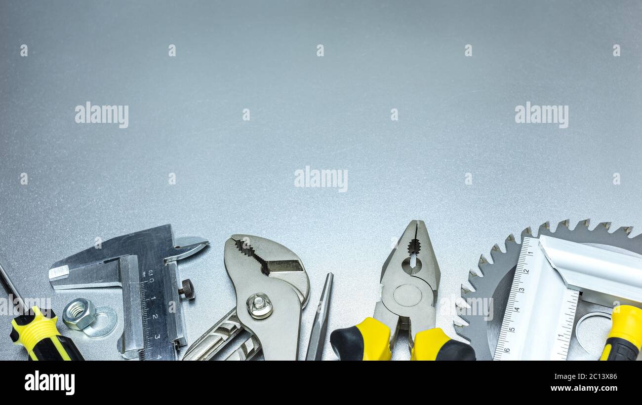 vari utensili manuali. molti utensili da lavoro su fondo grigio in metallo Foto Stock