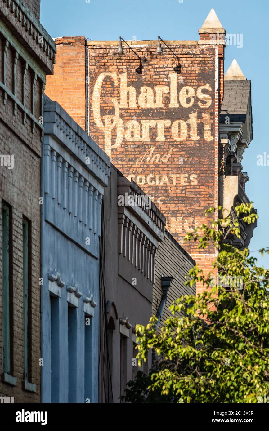 Murale pubblicitario vintage Charles Parrot nel centro di Atene, Georgia, di fronte al campus nord dell'Università della Georgia. (STATI UNITI) Foto Stock
