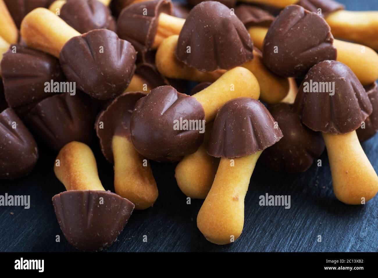 Biscotti a forma di fungo, cappello di cioccolato e gamba del test. Dolce  dolce per bambini funghi al cioccolato Foto stock - Alamy