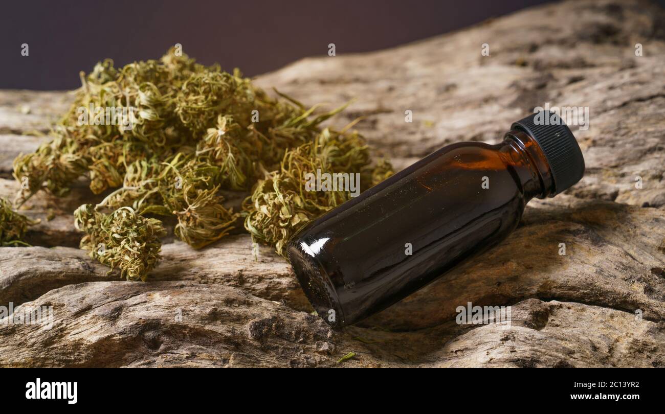 Cannabis secca marijuana medica con CBD e estratto di THC Foto Stock