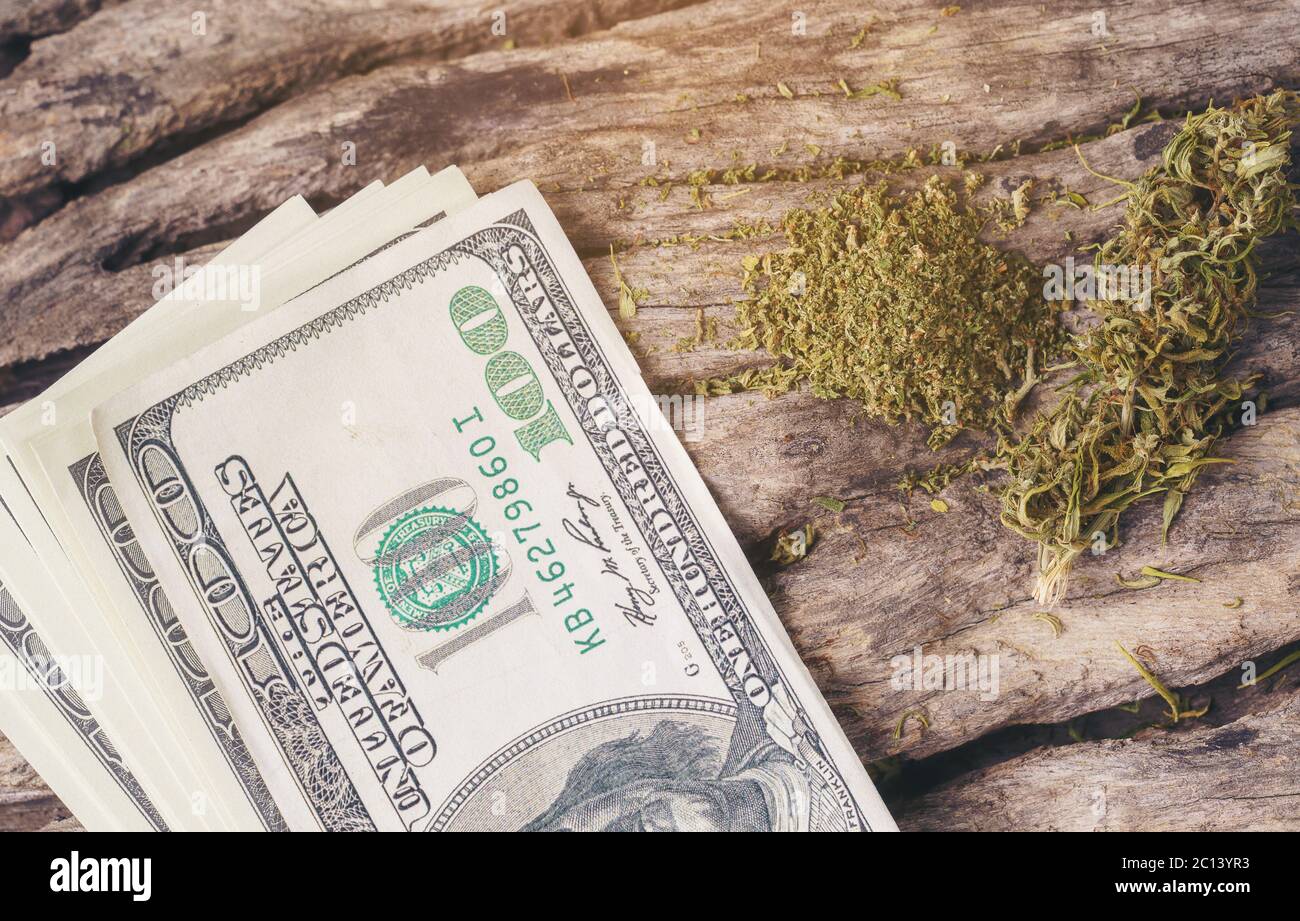 cannabis secca marijuana medica con banconota da dollaro Foto Stock