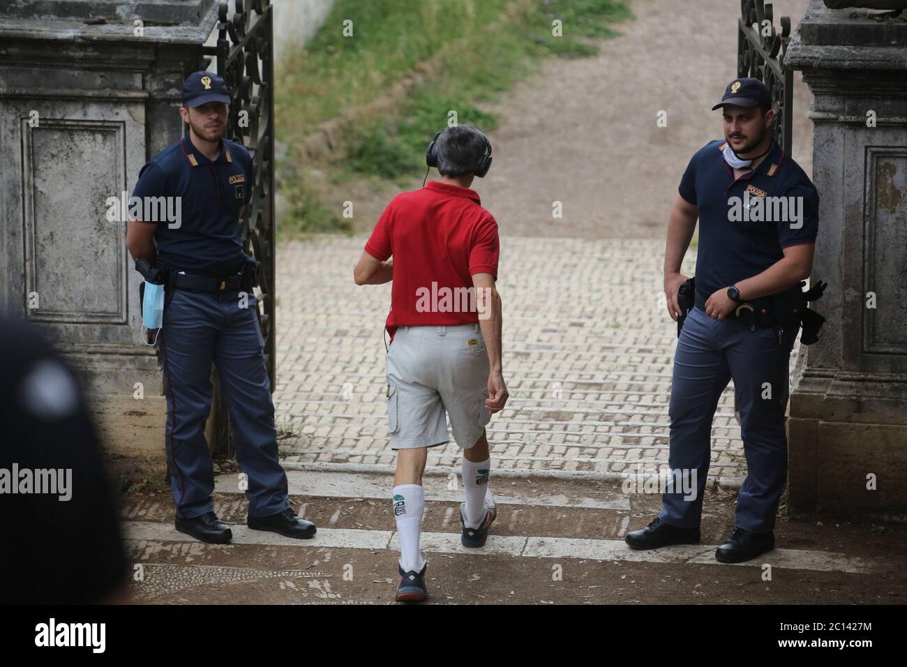 Roma, Italia. 13 Giugno 2020. ROMA, ITALIA 13 giugno 2020: Controlli della polizia durante gli Stati generali a Villa Pamphili a Roma, per affronto la grave crisi economica e sociale causata dalla pandemia Covid-19. Nel primo giorno l'incontro tra i ministeri. Credit: Agenzia indipendente di fotografia/Alamy Live News Foto Stock